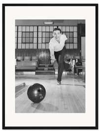Gerahmter Kunstdruck Mann beim Bowlen