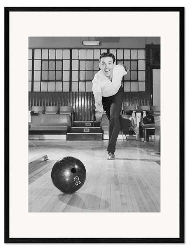 Gerahmter Kunstdruck Mann beim Bowlen