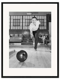 Gerahmter Kunstdruck Mann beim Bowlen
