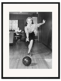 Gerahmter Kunstdruck Frau beim Bowlen