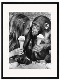 Gerahmter Kunstdruck Mädchen und Schimpanse beim Eisessen