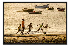 Gerahmter Kunstdruck Fußballspiel am Strand in Kap Verde, Afrika