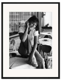 Gerahmter Kunstdruck Jane Birkin in einem Café II