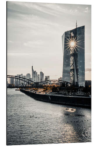 Print på aluminium ECB in Front of the Skyline With Sun Shining Through the Building