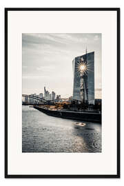 Gerahmter Kunstdruck EZB vor der Skyline mit Sonnenstern im Gebäude