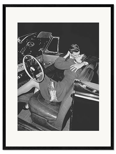 Ingelijste kunstdruk Couple Kissing in a Car