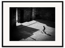 Gerahmter Kunstdruck Kind Spielt im Hof