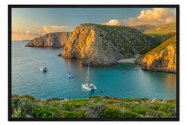 Gerahmter Kunstdruck Traumbucht auf Sardinien bei Sonnenuntergang