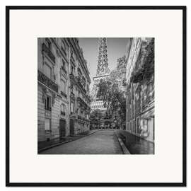 Impression artistique encadrée Street View With the Eiffel Tower in the Background