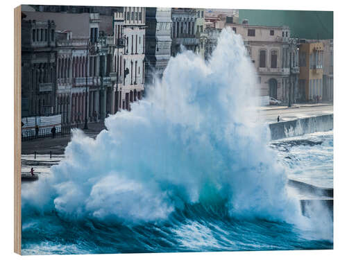Tableau en bois Large Wave Crashes on to the Malecon in Havana, Cuba