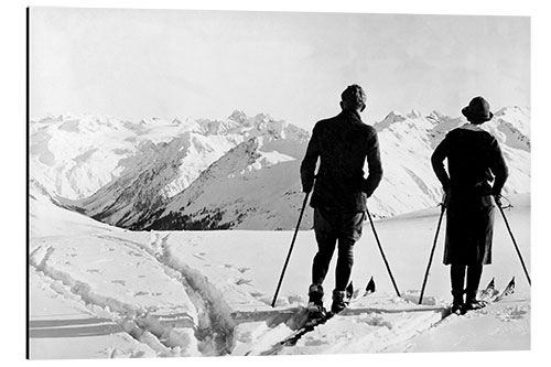 Alubild Zwei Skifahrer bewundern die Aussicht