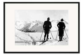 Gerahmter Kunstdruck Zwei Skifahrer bewundern die Aussicht