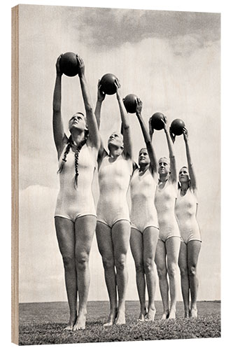 Holzbild Frauen mit Gymnastikbällen, 1940