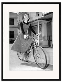 Gerahmter Kunstdruck Audrey Hepburn Radelt am Set von Sabrina, 1954