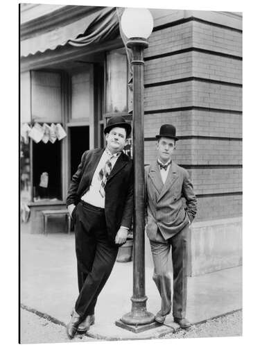 Cuadro de aluminio Oliver Hardy, Stan Laurel leaning against a lantern