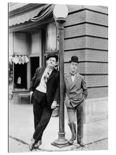 Galleritryk Oliver Hardy, Stan Laurel leaning against a lantern