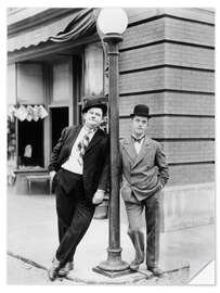 Naklejka na ścianę Oliver Hardy, Stan Laurel leaning against a lantern