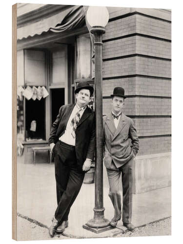 Stampa su legno Oliver Hardy, Stan Laurel leaning against a lantern