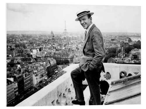 Hartschaumbild Fred Astaire genießt den Ausblick über Paris, 1957