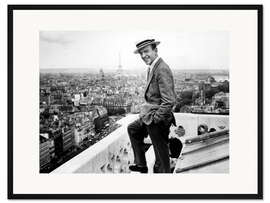Gerahmter Kunstdruck Fred Astaire genießt den Ausblick über Paris, 1957