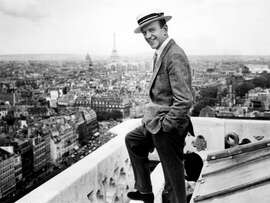 Magnettafel Fred Astaire genießt den Ausblick über Paris, 1957