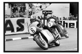 Gerahmter Kunstdruck Giacomo Agostini auf Motorrad Nummer 6, Tom Dickie auf Motorrad Nummer 3, Isle of Man Junior TT, 196