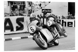 Hartschaumbild Giacomo Agostini auf Motorrad Nummer 6, Tom Dickie auf Motorrad Nummer 3, Isle of Man Junior TT, 196