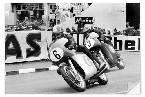 Wandsticker Giacomo Agostini auf Motorrad Nummer 6, Tom Dickie auf Motorrad Nummer 3, Isle of Man Junior TT, 196