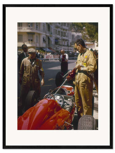Gerahmter Kunstdruck Ein Mitglied des Ferrari-Teams füllt ein Auto mit Kraftstoff, Großer Preis von Monaco, Monte Carlo