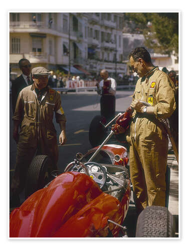 Poster Ein Mitglied des Ferrari-Teams füllt ein Auto mit Kraftstoff, Großer Preis von Monaco, Monte Carlo