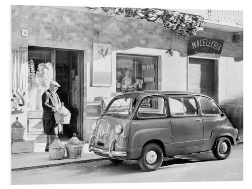 PVC-tavla Fiat 600 Multipla Outside a Shop