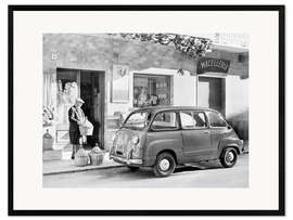 Ingelijste kunstdruk Fiat 600 Multipla Outside a Shop