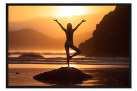 Gerahmter Kunstdruck Yogapose an einem Ruhigen Strand I