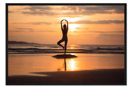 Gerahmter Kunstdruck Yogapose an einem Ruhigen Strand II
