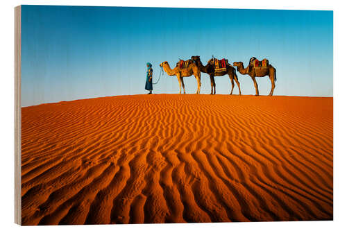 Tableau en bois Man and Camels in the Sahara Desert