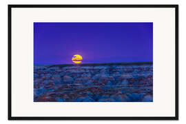 Gerahmter Kunstdruck Nahaufnahme des vollen Erntemondes, der über dem Dinosaur Provincial Park, Kanada, aufgeht