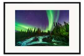 Gerahmter Kunstdruck Polarlicht über dem Ramparts Wasserfall, Kanada