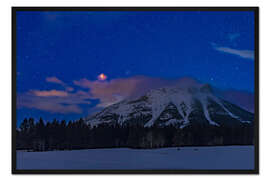 Gerahmter Kunstdruck Mondfinsternis über den kanadischen Rocky Mountains in Alberta, Kanada