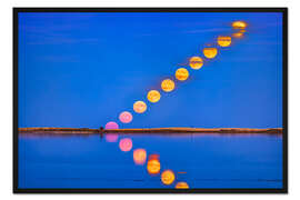 Gerahmter Kunstdruck Reflektierter Mondaufgang über dem Crawling Lake Reservoir, Kanada