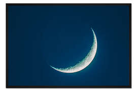 Gerahmter Kunstdruck 4 Tage alte Mondsichel in blauer Dämmerung
