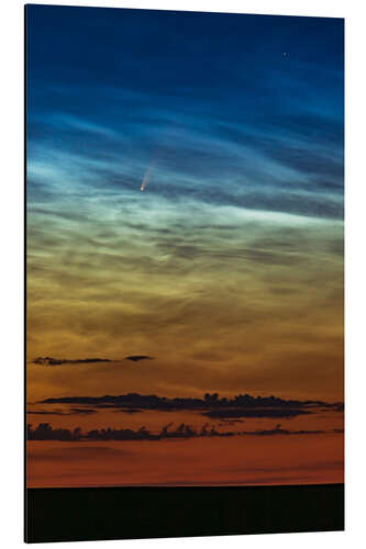 Alubild Komet NEOWISE inmitten nachtleuchtender Wolken am Morgen