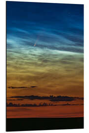 Cuadro de aluminio Comet NEOWISE amid noctilucent clouds in the morning