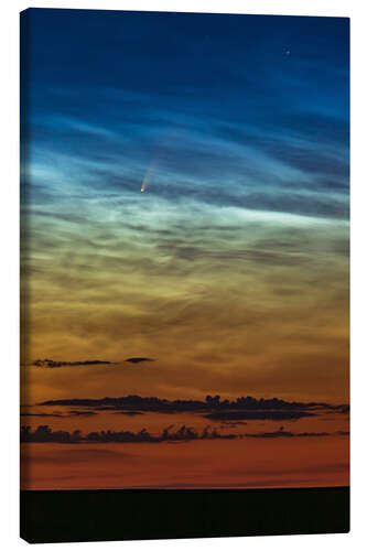 Leinwandbild Komet NEOWISE inmitten nachtleuchtender Wolken am Morgen