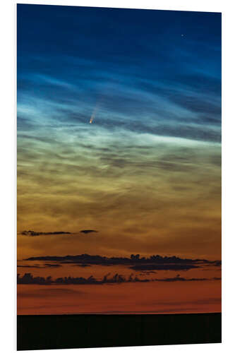 Hartschaumbild Komet NEOWISE inmitten nachtleuchtender Wolken am Morgen