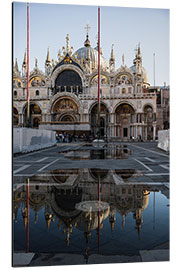 Tableau en aluminium Cathedral reflected into water, Venice, Italy