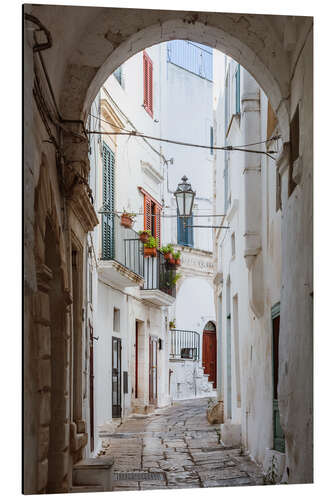 Alubild Gasse in der weißen Stadt Ostuni, Apulien, Italien