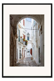 Gerahmter Kunstdruck Gasse in der weißen Stadt Ostuni, Apulien, Italien