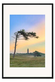 Gerahmter Kunstdruck Windflüchter beim Leuchtturm Darßer Ort