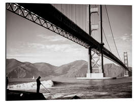 Aluminiumtavla 1940s man fishing underneath Golden Gate Bridge, San Francisco