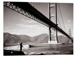 Print på skumplade 1940s man fishing underneath Golden Gate Bridge, San Francisco